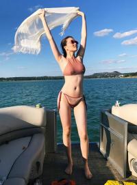'Chị vợ' Sơn Tùng khoe dáng nóng bỏng với bikini