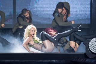 Tại sao Britney Spears hát nhép vẫn hút hơn 20.000 khán giả ở Bangkok?