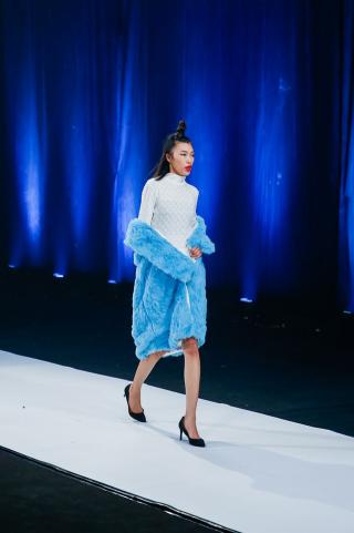 Khi người mẫu “quên” kéo khóa quần trên sàn catwalk