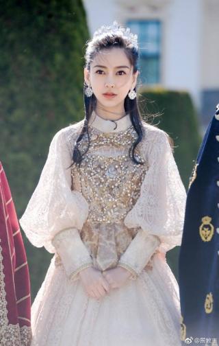 AngelaBaby đọ sắc cùng Địch Lệ Nhiệt Ba: Ai mang vẻ đẹp công chúa sang chảnh hơn?