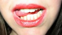 Khoang miệng nhiều vi khuẩn là thế nhưng sao vết thương cắn vào lưỡi lại không bị nhiễm trùng?