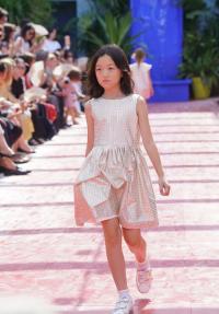 Con gái của Lý Á Bằng - Vương Phi biểu diễn thời trang tại Paris