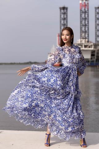 HLV  The Face  mặc dạ hội hướng dẫn thí sinh chụp hình ngoài biển