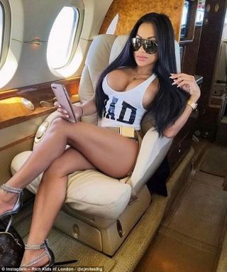  Chất chơi  như hội con nhà giàu London: Tắm cùng cá mập, mặc sexy trên chuyên cơ hạng sang