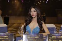 Lan Khuê diện váy xẻ sâu, quyến rũ trên hàng ghế giám khảo Hoa hậu Đại dương Việt Nam 2017