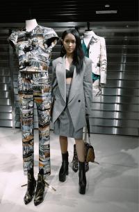 Châu Bùi  độn  chiều cao với giày 20cm tại buổi ra mắt BST Louis Vuitton tại Hong Kong