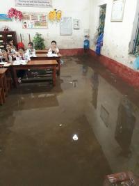 Thái Bình: Lớp học biến thành  sông , học sinh phải dùng gầu múc nước