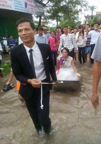 Dù mưa ngập nhưng chú rể Nam Định vẫn hạnh phúc lội nước, kéo thuyền hoa đi đón dâu
