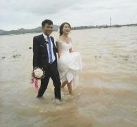 Nước ngập mênh mông, các cặp đôi ở Nghệ An vẫn quyết tâm  chạy lũ  tổ chức đám cưới
