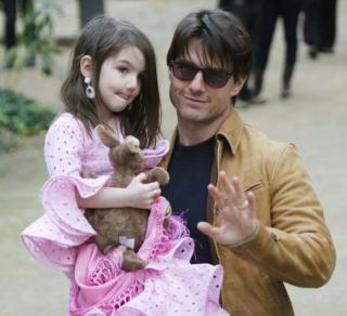 Suri Cruise đau buồn cầu xin bố Tom đến gặp bé sau 4 năm xa cách