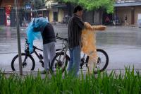 Người Hà Nội khoác áo ấm, co ro trong tiết trời lạnh và mưa lớn sáng đầu tuần