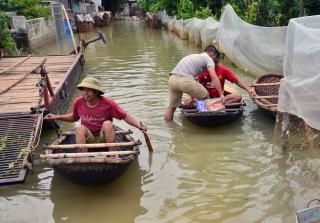 Chùm ảnh: Sau gần 1 tuần sống trong cảnh ngập lụt cô lập, người dân Chương Mỹ bắt tay vào dọn dẹp bùn đất