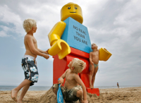 Đi tìm lời giải cho bí ẩn những bức tượng Lego khổng lồ dạt biển