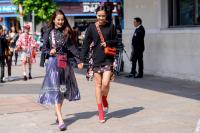 Street style ngày 2 VIFW: Dàn mẫu danh tiếng nhập cuộc, giới trẻ Hà thành thi nhau khoe phong cách  dị  cùng loạt màu tóc nổi bần bật