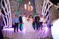 Ở Việt Nam cũng có những  siêu đám cưới  xa hoa, huy động hàng chục vệ sĩ để bảo vệ dàn khách mời toàn người nổi tiếng