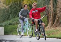 Hẹn hò đạp xe cùng nhau, Justin - Selena đẹp đôi và dễ thương như đang quay một bộ phim tình cảm