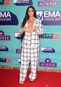 Thảm đỏ EMA 2017: Demi Lovato chỉ mặc mỗi áo vest che vòng 1, áp đảo dàn sao nữ về độ sexy