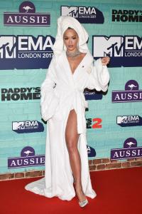 Bộ cánh  sốc óc  của Rita Ora tại EMA 2017: Chính là đang tắm dở đã bị lôi đi  quẩy  đúng không?