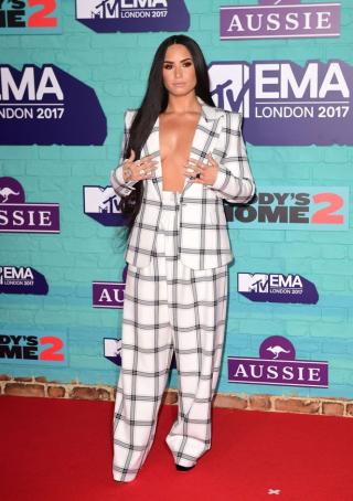 Thảm đỏ EMA 2017: Demi Lovato chỉ mặc mỗi áo vest che vòng 1, áp đảo dàn sao nữ về độ sexy