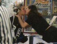Selena Gomez  khóa môi  Justin Bieber trên phố