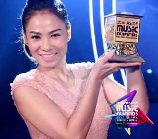 Thu Minh chính thức xác nhận trở thành host của MAMA 2017