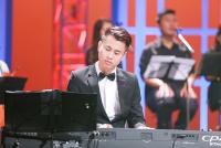 Nhạc sĩ mà Miu Lê  google chỉ ra đàn piano  là ai?