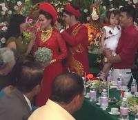Đám cưới  khủng  ở Đồng Nai: Cô dâu vàng đeo trĩu cổ, rước dâu bằng xe Bentley và mời cả ca sỹ Cẩm Ly về hát