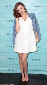 Miranda Kerr diện váy suông che bụng bầu tại sự kiện sau khi xác nhận đã có thai lần 2