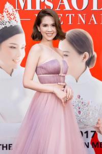 Năm 2017, Ngọc Trinh xứng đáng là  Nữ hoàng váy nhái  của showbiz Việt