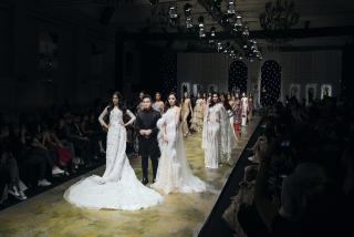 Kỳ Duyên vấp té trên sàn catwalk, Lan Khuê vội vàng đỡ được dân mạng khen