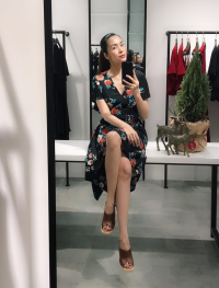 Khoe ảnh selfie sang chảnh, Hà Tăng để lộ thân hình mảnh mai lộ rõ xương ngực