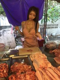 Diện bikini đứng bán thịt lợn, cô gái gây sự chú ý của cả khu chợ