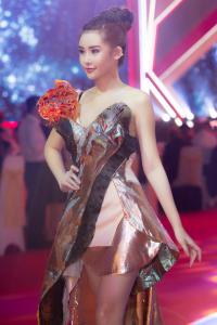 Hoa hậu Đại dương Ngân Anh khoe vai trần, làm vedette trên sàn catwalk
