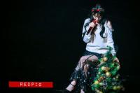 Giữ lời hứa không để Jonghyun cô đơn, Taeyeon mang cây thông bạn thân tặng lên sân khấu suốt 3 concert