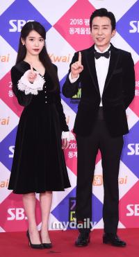 Thảm đỏ SBS Gayo Daejun: Cuộc chiến nhan sắc đỉnh cao của dàn nữ thần, toàn bộ nghệ sĩ SM đeo nơ để tang Jonghyun