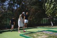 Hình ảnh Hồ Ngọc Hà - Kim Lý đưa Subeo đi đánh golf được người bạn chia sẻ