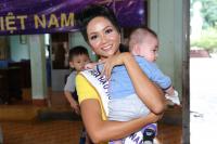 H’hen Niê rạng rỡ đi từ thiện cùng Hoàng Thùy và Mâu Thủy sau khi đăng quang Hoa hậu Hoàn vũ Việt Nam
