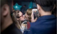 Đang tham gia  Vì yêu mà đến  nhưng hot boy Phí Ngọc Hưng lại lộ ảnh hôn bạn gái ở bar