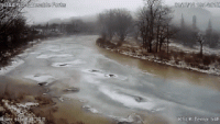 Hiện tượng kinh hoàng gì đã xảy ra khi dòng sông bỗng nhiên đóng băng rồi  vỡ vụn  tràn bờ?