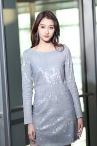 Xinh đẹp nhường vậy mà “bạn gái Luhan” càng ngày càng ăn mặc xuề xòa, kém chỉn chu