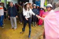 Lý Nhã Kỳ mang ủng lội bùn đi làm từ thiện tại Đắk Lắk