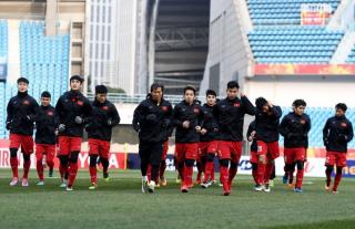 Sân Trung Quốc lạnh 3 - 5 độ C, các cầu thủ U23 Việt Nam đang phải chịu những ảnh hưởng gì?