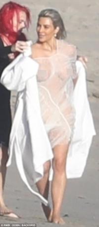 Mặc như không, Kim Kardashian lộ nhũ hoa và khoe vòng 3 khủng trên bãi biển