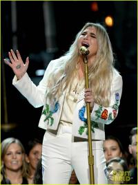 Cả showbiz xúc động vì màn trình diễn chống xâm hại tình dục của Kesha tại Grammy 2018
