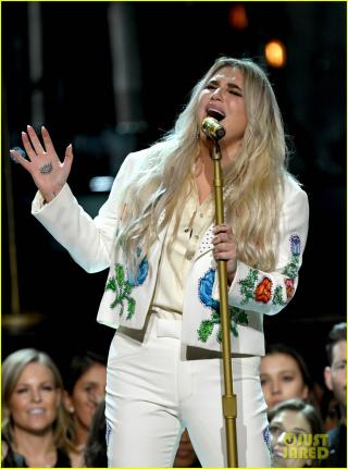 Cả showbiz xúc động vì màn trình diễn chống xâm hại tình dục của Kesha tại Grammy 2018