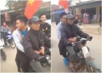 Dù được bố trí ô tô đưa đón nhưng khi thấy bố đi xe máy cũ mèm chạy theo, thủ môn U23 Việt Nam đã lao ngay xuống để được đi với bố về nhà