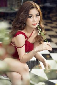 Á hậu Diễm Trang hở bạo khoe 3 vòng, xứng danh mỹ nhân mới của VTV