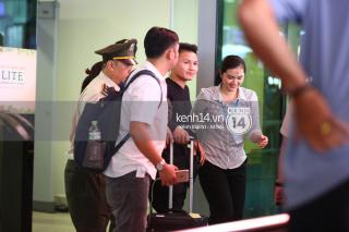 Fan đón U23 hạ cánh Sài Gòn cuồng nhiệt không khác gì sao Hàn!
