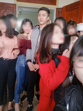 Phan Văn Đức U23 về quê nhà, hàng trăm cô gái  bao vây  để chụp ảnh và... hôn trộm