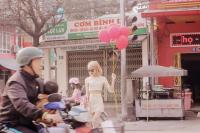 Cậu bạn cosplay Taylor Swift dạo chợ Tết, diễn sâu đến nỗi fangirl bật khóc vì tưởng thật